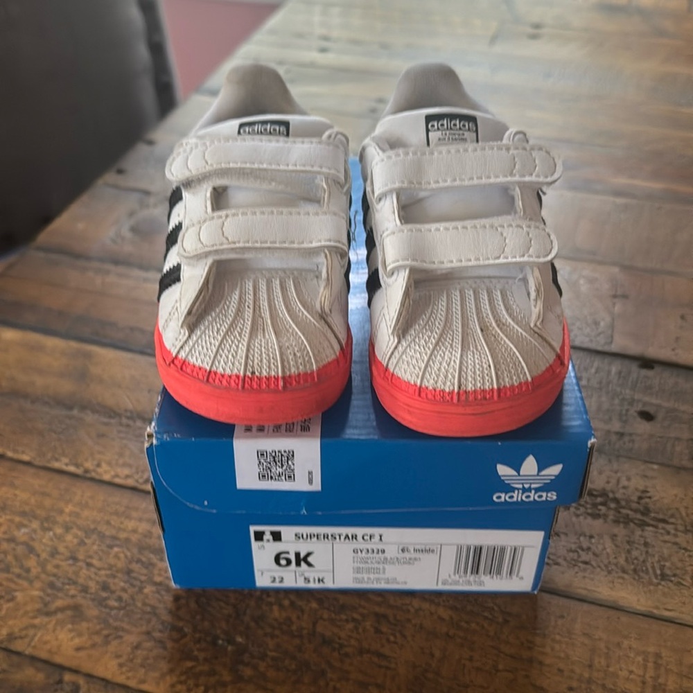 Unisex toddler, Adidas superstar size 6